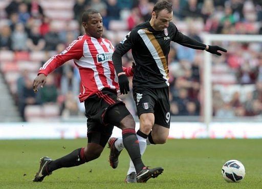 Sunderland's defender Titus Bramble (L) challenges Fulham's striker Dimitar Berbatov in Sunderland, March 2, 2013